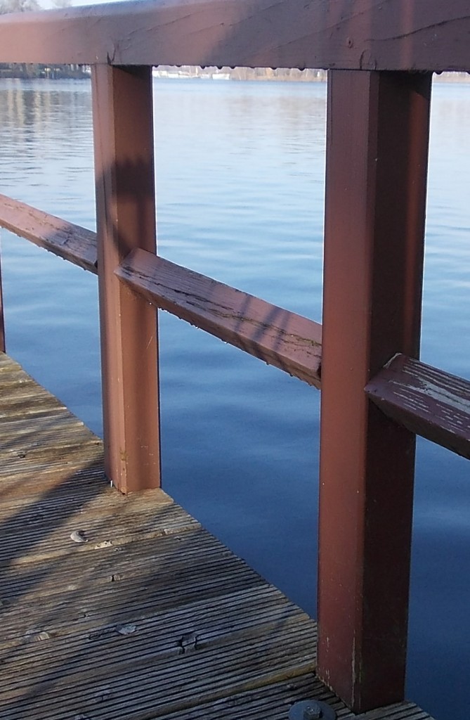 Vorbeugender baulicher Holzschutz - Geländer eines Bootssteges an den unteren Querriegeln sind Haarfugen zu den Pfosten vorhanden, wo die Rücktrocknung eingedrungenen Wassers erschwert wird.